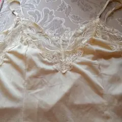 クリーム色レーストリムスリップ