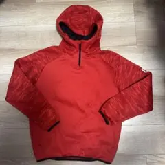 赤いフード付きパーカー