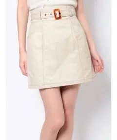 ベージュ ベルト付きミニスカート