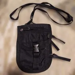 黒のナイロン製サコッシュ