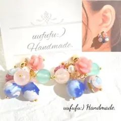 ローズ彫り天然石と　ラウンド天然石　淡水パール　の　ブルーとピンクな　ピアス