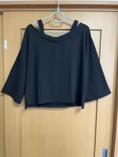 オフショルダー 黒 半袖 トップス
