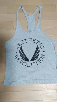 筋トレ タンクトップ