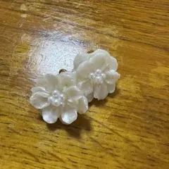 イヤリング　花　ホワイト　パール