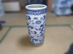 青白い花柄の陶器製傘立て