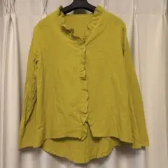 フリル付きマスタード　ブラウス　隠しボタン