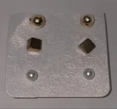 ゴールドパールスタッドピアス