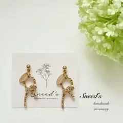 ▪ゴールド結びチャーム×メタルチャームピアス／イヤリング