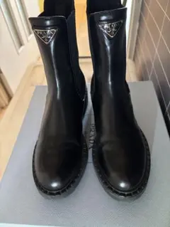 大人気デザイン PRADA 三角ロゴ レザーサイドゴアブーツ 黒 23.5cmのサムネイル