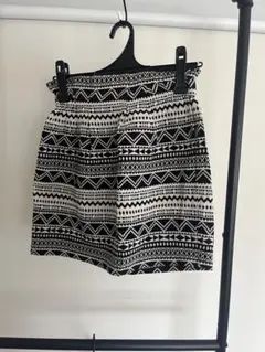 黒と白の幾何学模様 ミニスカート