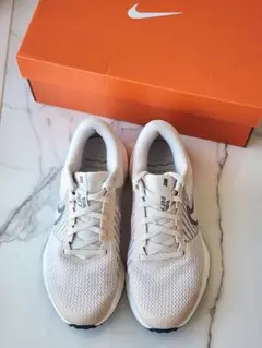 NIKE ナイキ W RUN DEFY【軽量】ランニングシューズ ベージュのサムネイル