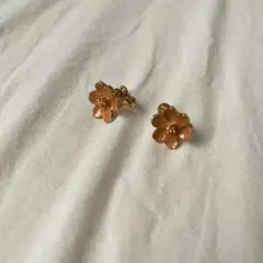 ヴィンテージ 花 イヤリング コーラルピンク 小ぶり ゴールド レトロ 春
