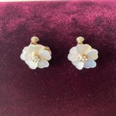 シェルフラワー イヤリング 花びらシェル×クリスタル レディース上品