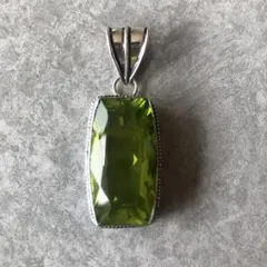 天然石ペリドットのペンダントトップ