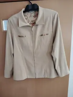 レディース ベージュジャケット花柄裏地 上品 きれいめ 春秋アウター大きいサイズ