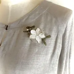 ハンドメイドミナペルホネンrun run runのブローチ。希少なモフモフカーキ