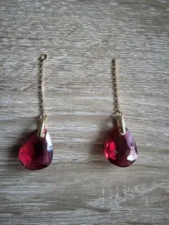 SWAROVSKI　赤色ドロップ型クリスタルピアス