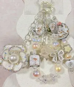 ハンドメイド　ホワイトフラワーモリーストラップ