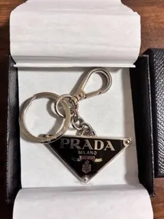 PRADA三角ロゴ　キーホルダー