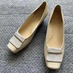 極美品✨HIMIKOヒミコ　パンプス　スクエアトゥ　バックル金具　本革　ベージュのサムネイル