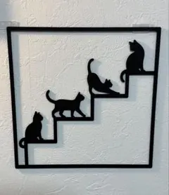 階段を上る猫たちのウォールアート