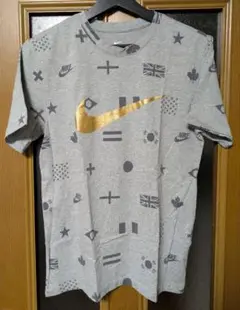 Nike ゴールドスウッシュ Tシャツ