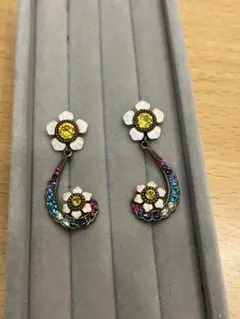 ミハエルネグリン　フラワーモチーフ ドロップピアス