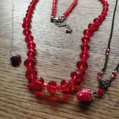 赤いネックレス　いちご　ハート