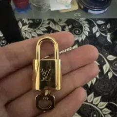 LOUIS VUITTON パドロック 437 南京錠 鍵2本 箱付き 正規品 LOUIS VUITTON パドロック 437 南京錠 鍵2本 箱付き 正規品 - メルカリ