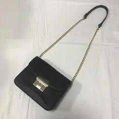美品　黒いショルダーバッグ ゴールド金具付き