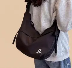 ブラックショルダーバッグ ハーフムーン