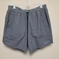 Nike グレー ショートパンツ