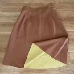 ナチュラルビューティーベーシック　ブラウンとイエローのリバーシブルフレアスカート