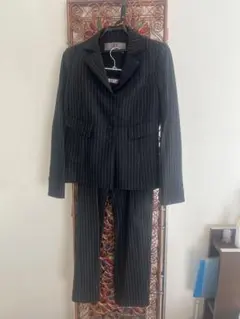 カールラガーフィールド　ビジネススーツ パンツスーツ上下 黒 ストライプ　38