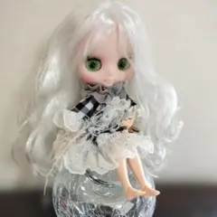 カスタムドール 白銀ヘア 緑 チェック柄　人形　アウトフィット付き 女の子