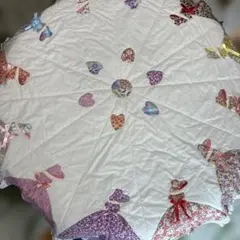 リバティーの布地を使った テーブルセンターです￼ キルティングしております