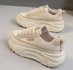 韓国トレンド厚底スニーカー 秋のお出かけに最適シンプルデザイン