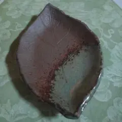 ま*こ様 葉型の皿 茶色と緑のグラデーション