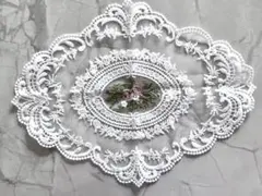 ✨花柄の刺繍✨白いレースのテーブルセンター 30cm x 38cm
