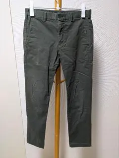 UNIQLO　オリーブグリーン スリムフィット チノパン