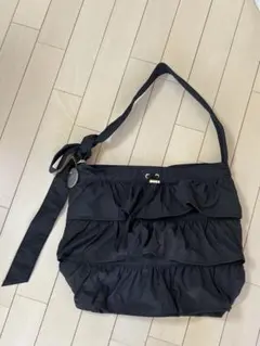 フリル付き黒ショルダーバッグ