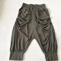 オリーブ色 クロップド丈サルエルパンツ ドローストリング付き