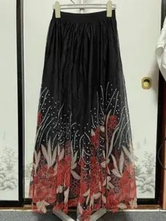 黒地に赤い花柄のロングスカート