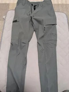 グレーのカーゴパンツ Mサイズのサムネイル