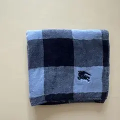 青と黒のチェック柄Burberryのハンカチ