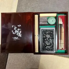 新品　中国製 硯 一式 筆墨函　木箱入りの書道具セット　龍　骨董　アンティーク 中国製 硯 一式 筆墨函 木箱入りの書道具セット 龍 骨董 アンティーク