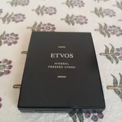 お*ん様 ETVOS ミネラルプレストチーク　ティーベージュ