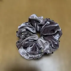 サテン ビーズ付きシュシュ