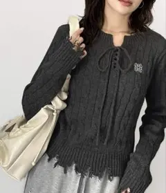 mily bilet レースアップデザイン胸刺繍ケーブルダメージニット