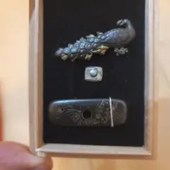 煙草入れ 金具 前金具 つく 裏座 彫刻 彫金 金象嵌 叺 目貫 煙草入れ 金具 前金具 つく 裏座 彫刻 彫金 金象嵌 叺 目貫 2025年